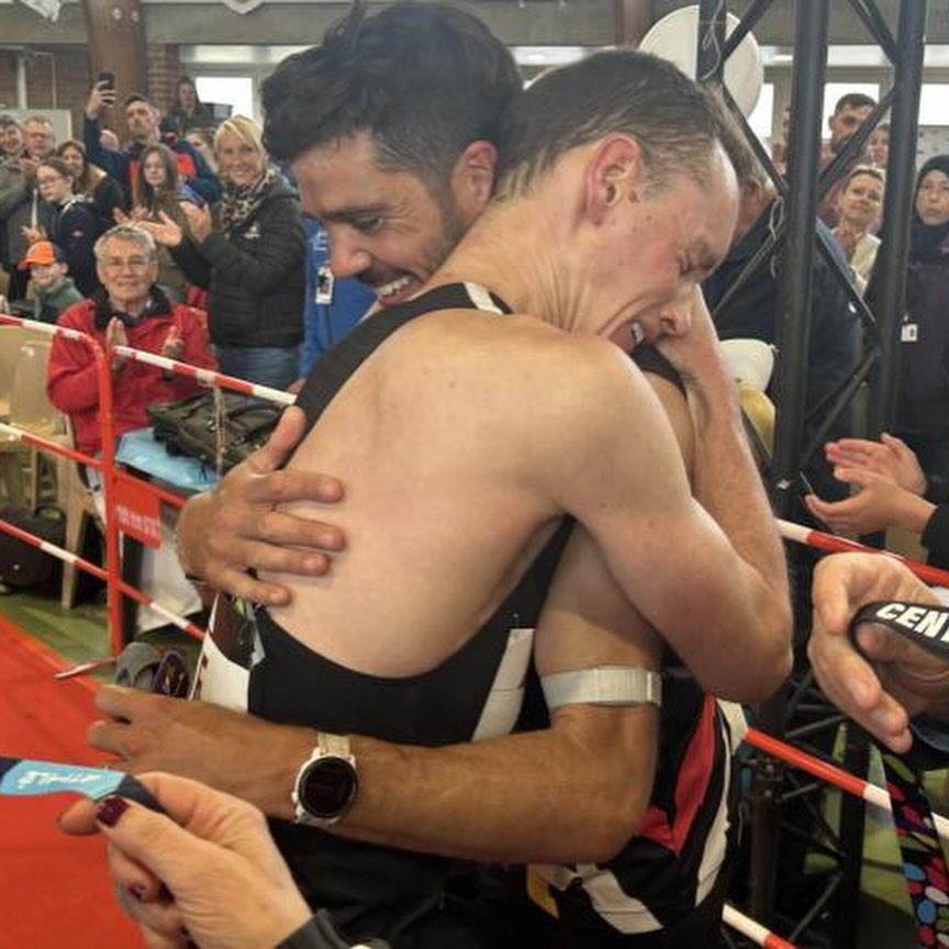 Justin Dourlens dans les bras d'un proche après son 100 km