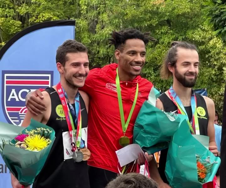 Athlètes du club sur un podium, médaille autour du cou