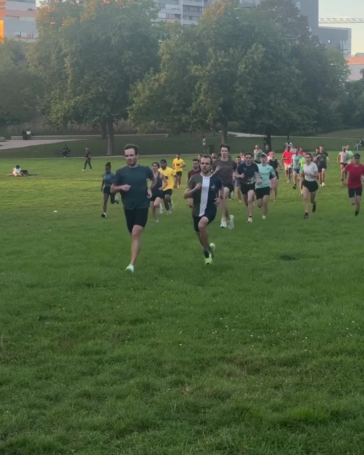 Grand groupe du club à l'échauffement dans un parc